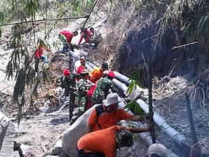 Kisah Perjuangan Kopassus dan Warga Alirkan Air Bersih ke Desa Terdampak Kelud
