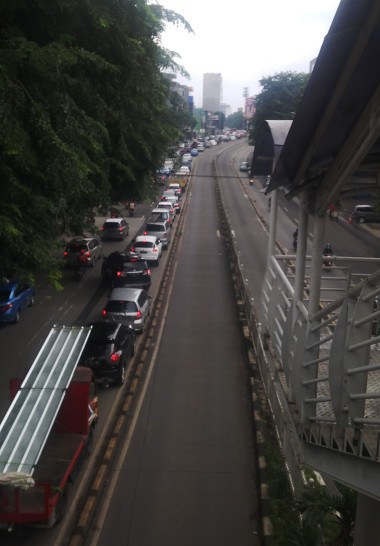 Kesulitan Putar Balik, Macet Juga Terasa Mulai Tugu 66 ke Arah Mampang