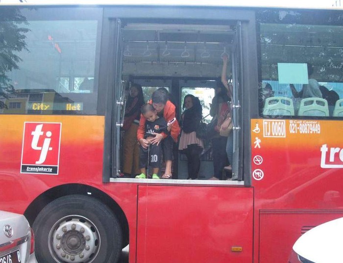 Bocah Ini Terpaksa Pipis dari Atas TransJ Akibat Terjebak Macet