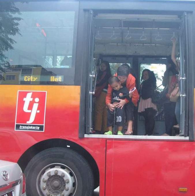 Bocah Ini Terpaksa Pipis dari Atas TransJ Akibat Terjebak Macet