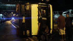 Ini Foto-foto Truk Granit yang Bikin Macet Parah di Ragunan-Kuningan