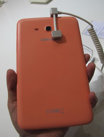 Penampilan perangkat ini memang terlihat sangat mirip dengan Galaxy Tab 3 versi original.