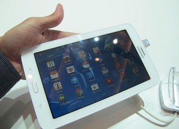 Sementara sistem operasi yang digunakan Android 4.2 Jelly Bean.
