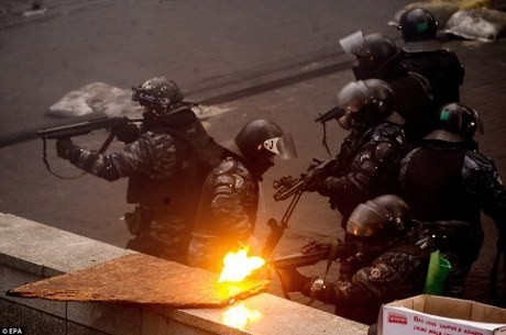 Polisi Ukraina Tembaki Demonstran dengan Senjata Otomatis, AS Marah