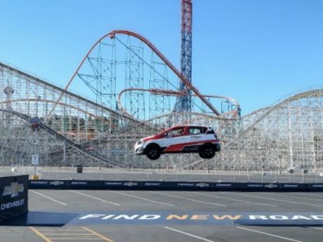 Pakai Chevy Aveo, Pria Ini Cetak Rekor Lompat Mundur Terjauh