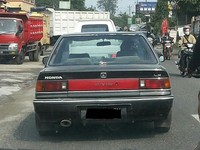 Dari belakang, terlihat pengendara mobil mengenakan helm. Foto diambil di Jalan Slamet Riyadi Kartasura, Solo. (Foto Ludfi Achmad).     