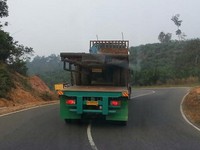 Truk menggendong truk. (Foto Virza).