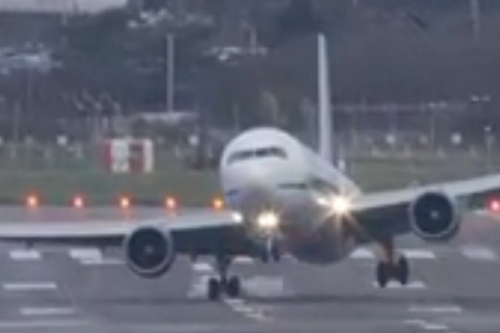 Video Pendaratan Pesawat Paling Seram