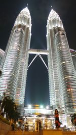 Gedung Petronas di Malam Hari, Cantiknya Bukan Main!