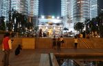 Gedung Petronas di Malam Hari, Cantiknya Bukan Main!