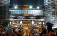 Di bagian bawah gedung, terdapat pusat perbelanjaan Suria KLCC. Di sini banyak dijual barang bermerek (Putri/detikTravel)