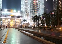 Di halaman depan Twin Tower, turis juga bisa melihat ada air mancur. Namun sayang, ketika rombongan kami ke sana, air mancur tak menyala (Putri/detikTravel)