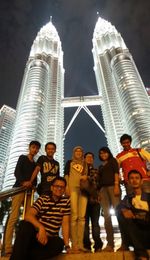Gedung Petronas di Malam Hari, Cantiknya Bukan Main!