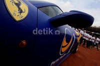 Mobil mewah itu dicat sesuai dengan warna bendera NasDem.
