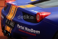 Di bagian belakang mobil itu bertuliskan Partai NasDem Gerakan Perubahan.