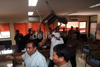 Digambarkan KPUD Jaksel menggelar rekapitulasi penghitungan suara. Namun salah satu parpol menolak hasil tersebut dan membuat kericuhan.