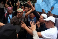 Kericuhan kemudian menular ke luar gedung. Massa pengdukung partai tersebut mengamuk.