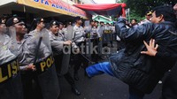 Mereka kemudian menyerang anggota polisi yang tengah berjaga.
