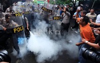 Kerusuhan pun pecah, polisi dan massa saling serang.
