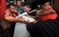 Massa juga berusaha merampas kotak suara yang sedang dibawa petugas.