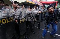 Seorang demonstran kena pukul petugas.