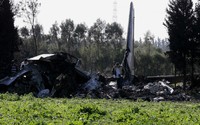 Pesawat militer jenis Antonov ini jatuh ketika akan melakukan pendaratan darurat di sebuah ladang di Desa Nianou, yang berjarak 40 km dari ibu kota Tunis. ReutersAnis Mili.