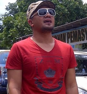 Jenguk Dewi Persik, Saipul Jamil Bawakan Manggis