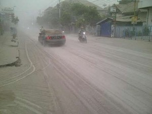 Letusan Gunung Kelud Hambat Pengiriman Makanan dan Minuman