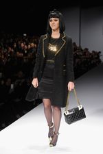 Lenggak-lenggok Katy Perry di Catwalk