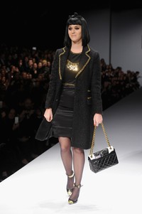 Katy Perry melangkah penuh percaya diri di atas catwalk. Jacopo Raule/Getty Images.