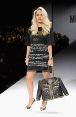 Rita Ora Berpose Bak Model di Catwalk