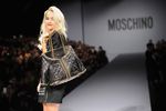 Rita Ora Berpose Bak Model di Catwalk