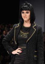 Lenggak-lenggok Katy Perry di Catwalk