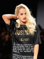 Rita Ora Berpose Bak Model di Catwalk