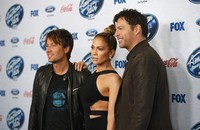 Keith Urban dan Harry Connick, Jr bergabung bersama J-Lo untuk berfoto bersama. REUTERS/Mario Anzuoni.