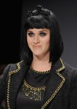 Lenggak-lenggok Katy Perry di Catwalk
