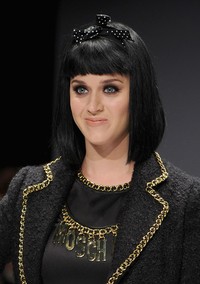 Bando hitam bermotif polkadot mempermanis gayanya. Jacopo Raule/Getty Images.