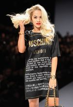 Rita Ora Berpose Bak Model di Catwalk