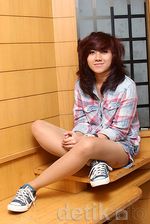 Dera Idol Kasual dengan Hot Pants