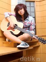 Dera Idol Kasual dengan Hot Pants