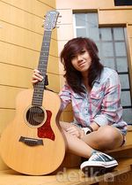 Dera Idol Kasual dengan Hot Pants