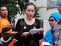 Indah Sari membacakan isi surat yang dititip Depe.