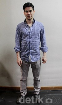 Steve tampil dengan kemeja biru kotak-kotak, celana abu-abu dan sepatu coklat. Asep/detikHOT.