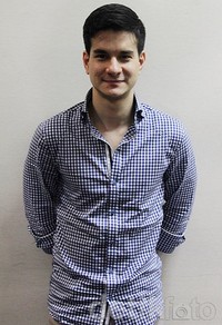 Steve tersenyum di depan kamera. Asep/detikHOT.