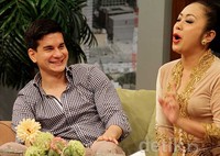 Saat tampil di acara Show Imah, Steve tak henti-hentinya tertawa. Asep/detikHOT.