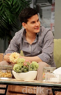 Mantan kekasih Andi Soraya itu terlihat tampan berkemeja. Asep/detikHOT.