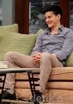 Gaya Steve Emmanuel Berkemeja