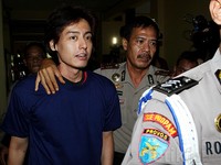 Halo. Saya baik. Terima kasih teman-teman ya, ujar Roger singkat. Noel/detikHOT.