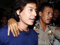 Kapolsek Pulogadung, Kompol Zulham Effendy menjelaskan, keluarnya Roger bertujuan untuk mengecek kondisi dan fisiknya. Noel/detikHOT.