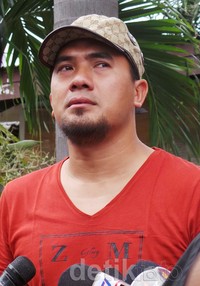 Saipul Jamil menangis saat diwawancara usai menjenguk Depe.